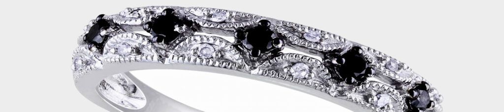 Fotografía de un anillo de diamantes blancos y negros