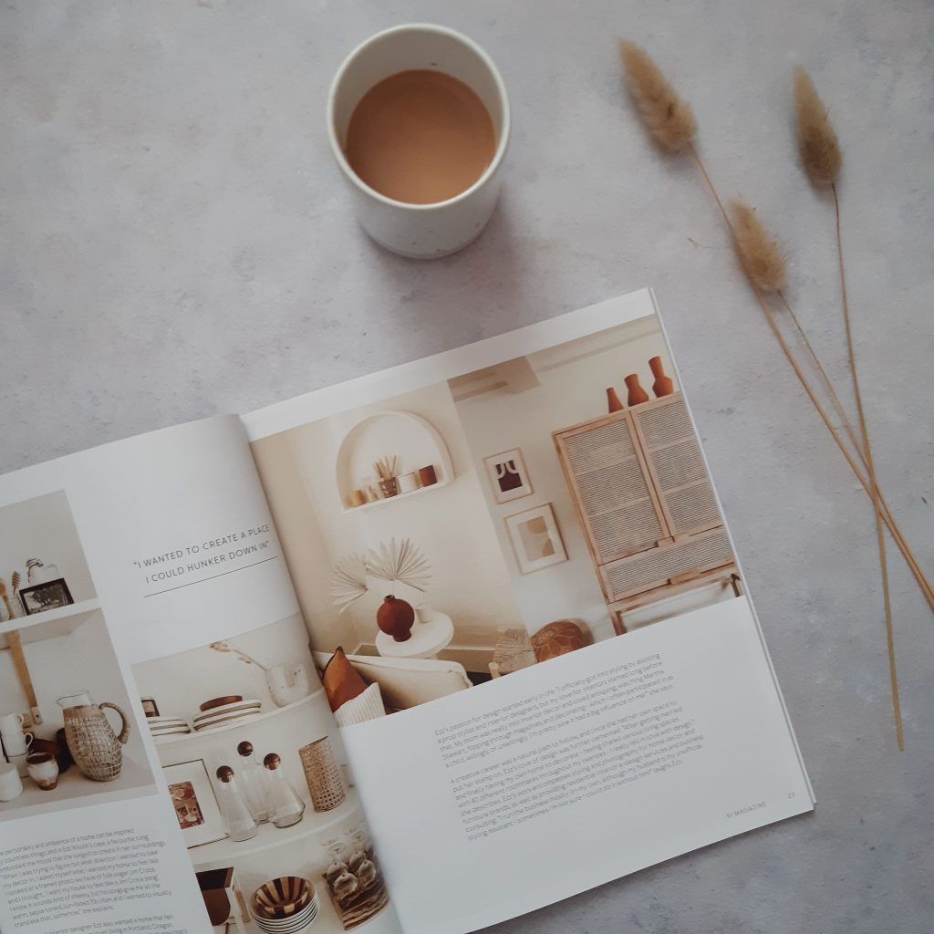 Revista de decoración abierta donde vemos la estructura de la composición de las dos páginas con el diseño de página haciendo alusión al curso de Adobe Indesign
