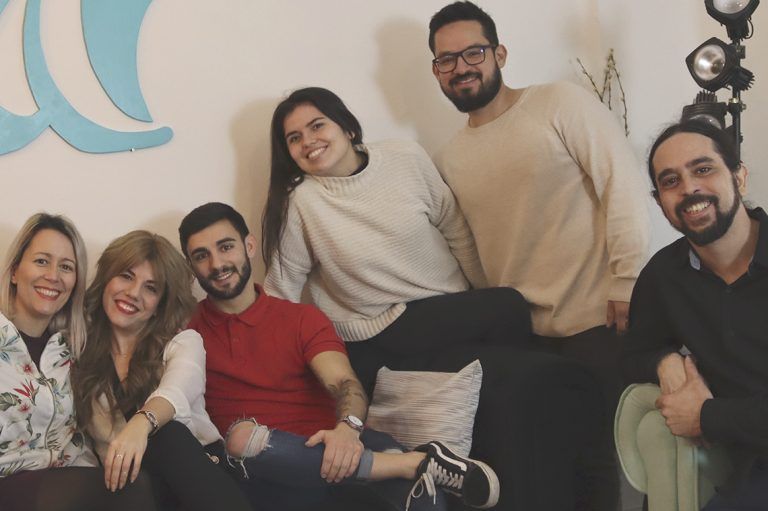Fotografía de algunos profesores de Artes Creativas, todos muy sonrientes y felices
